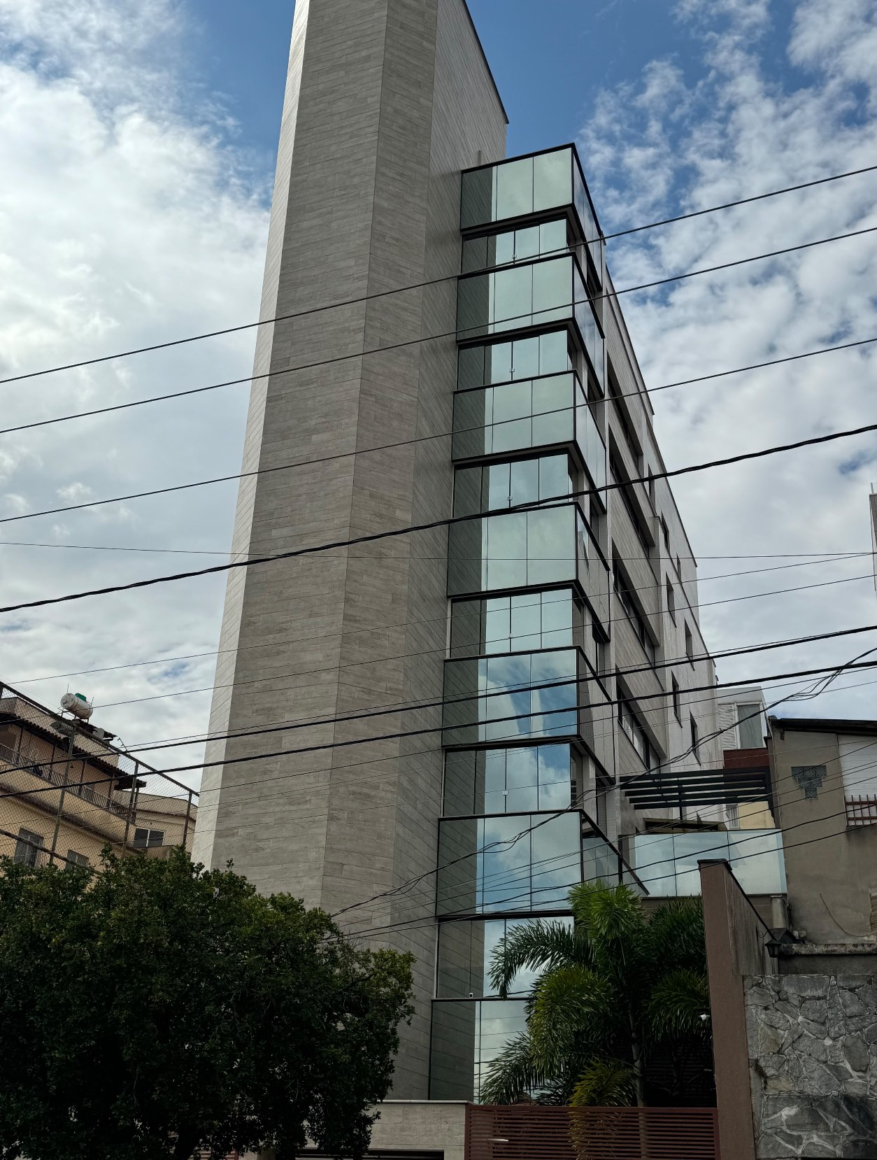 Fachada do Residencial Fernando Adame, com varandas em vidro — edifício residencial da Êxito