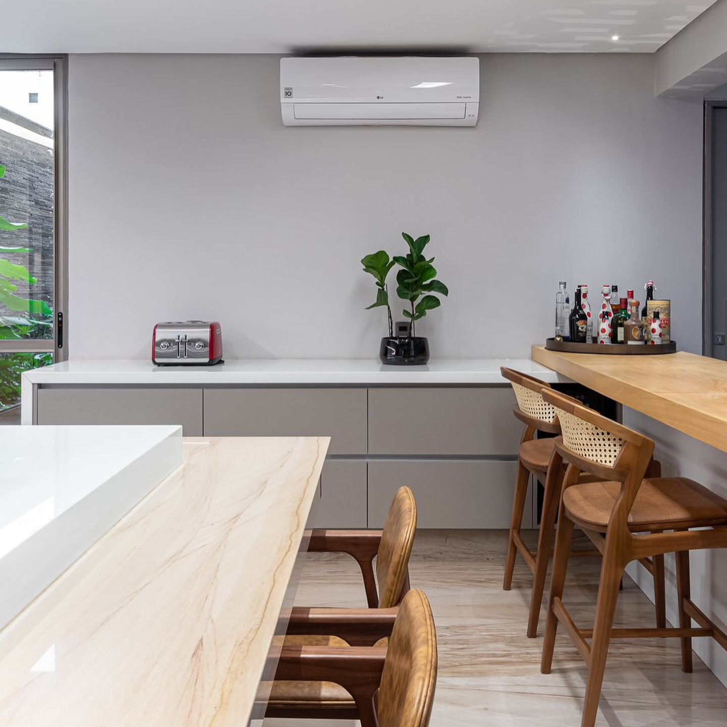 Espaço gourmet integrado com bancada de mármore